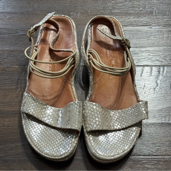 L’Amour Des Pieds Gold Silver Snake Print Leather Sandals Size 7.5 Women - Picture 3 of 11